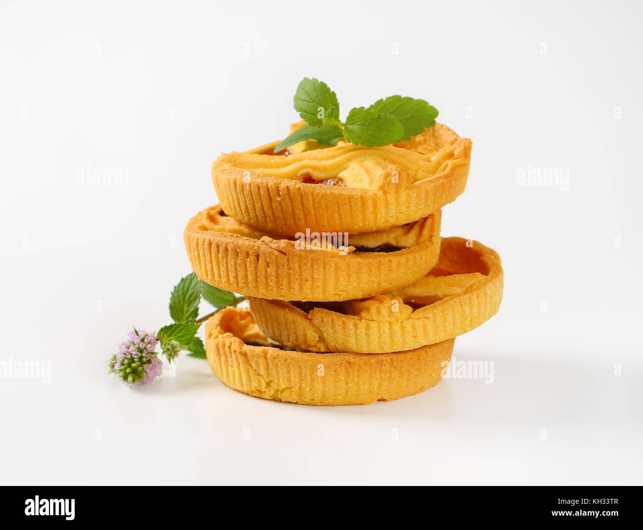 Pila di albicocca e prugna crostate di frutta Foto Stock