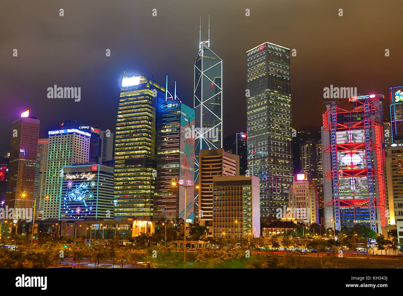 Luci della città skyline della zona centrale di Hong Kong di notte a Hong Kong, Cina Foto Stock