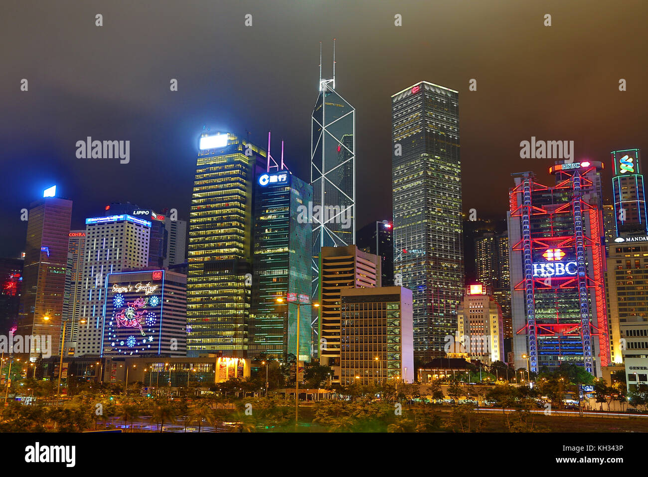 Luci della città skyline della zona centrale di Hong Kong di notte a Hong Kong, Cina Foto Stock