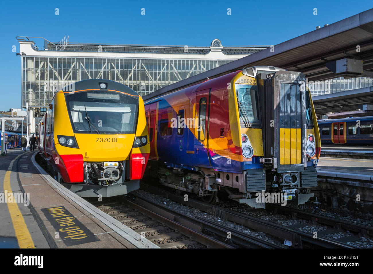 Uno dei nuovi treni di classe 707s della ferrovia sud occidentale alla stazione di Waterloo, Londra, Inghilterra, Regno Unito. Foto Stock