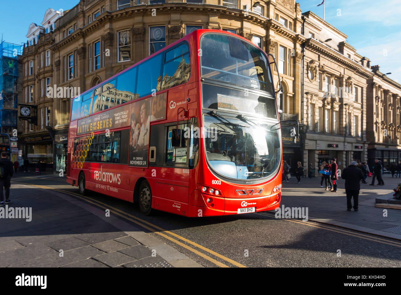 Un bus rosso a due piani con la velocità in blackett sreet da grays monumento sono pedonale nel centro di Newcastle upon Tyne Foto Stock