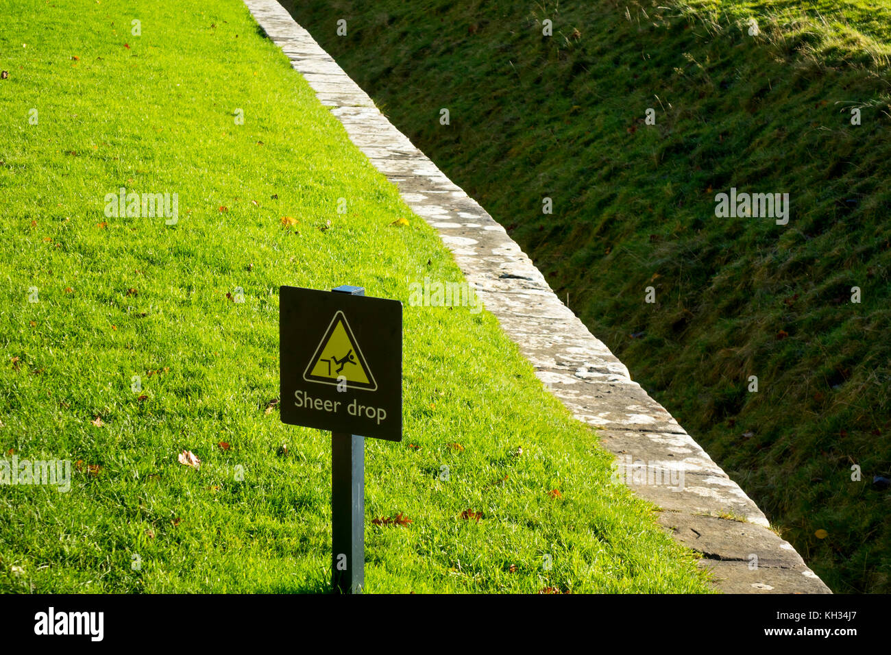 Segno o un avviso indicante un enorme calo in questo caso un garden includono un ha ha per consentire una vista non ostruita e tenere gli animali al di fuori del giardino Foto Stock