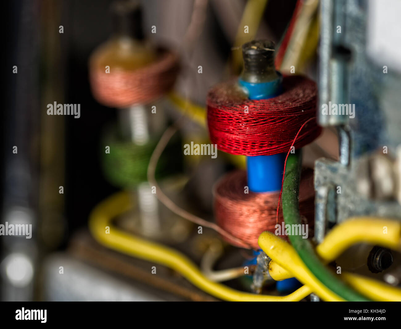 Dettagli colorati di electronic interno di una vecchia radio a transistor Foto Stock