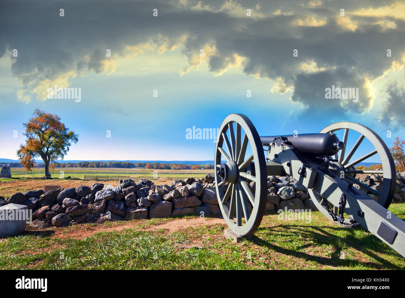 La guerra civile canon dietro un muro di pietra sul campo di battaglia di Gettysburg in autunno vicino al tramonto Foto Stock