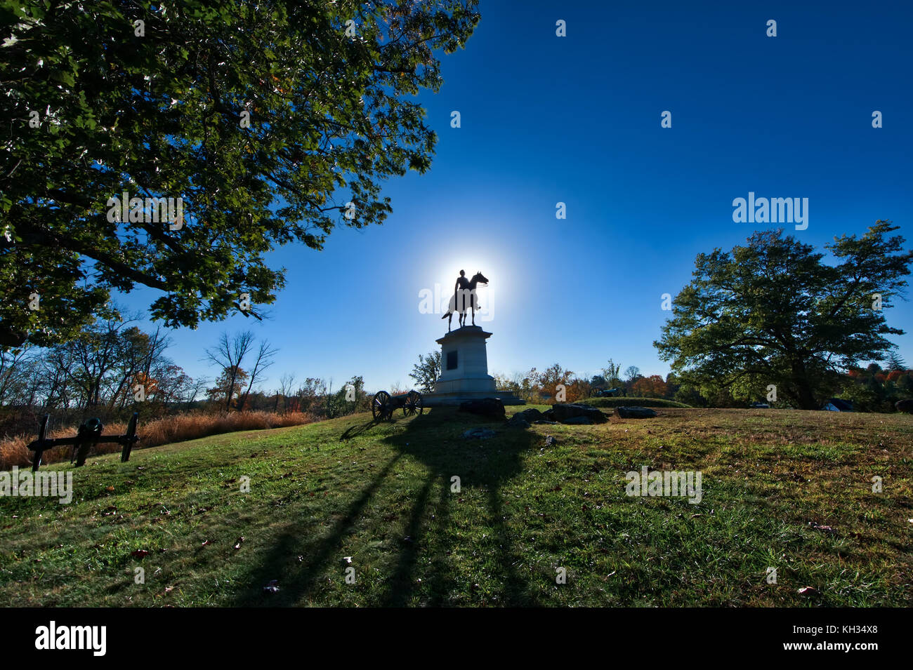 Tramonto dietro a un campo di battaglia di Gettysburg memorial statua in autunno Foto Stock
