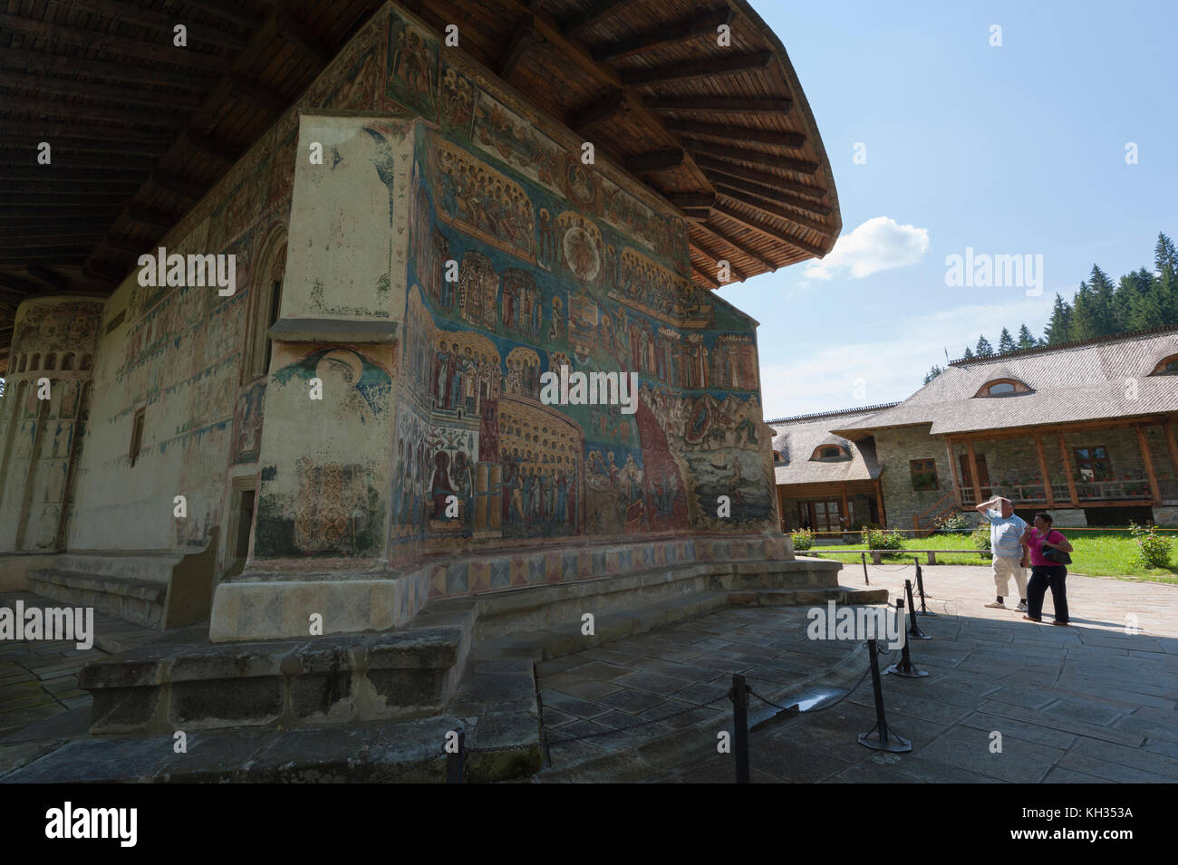 Monastero di Voronet in Bucovina, Romania. I turisti ammirando l'affresco del Giudizio Universale. Foto Stock