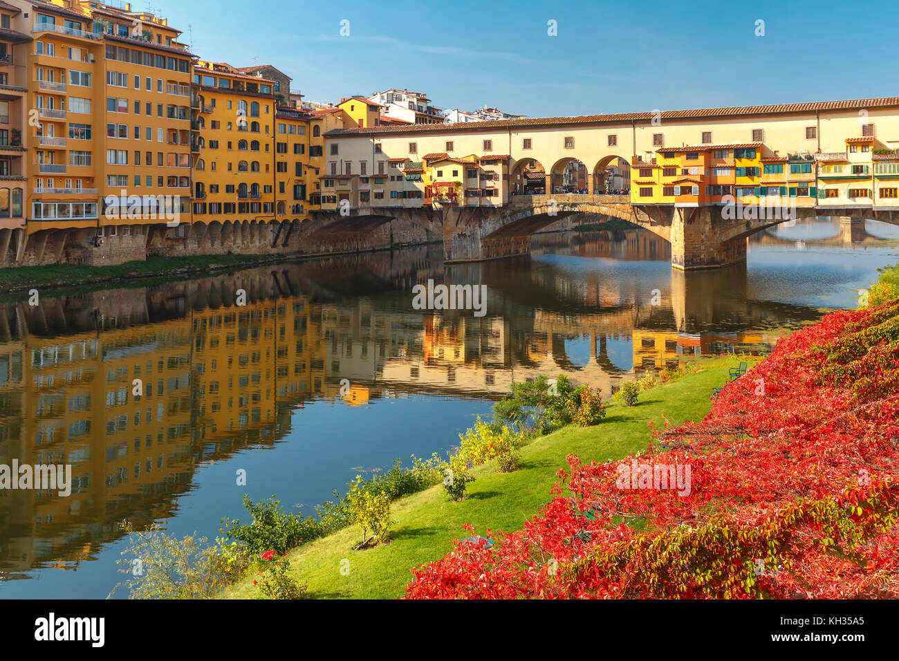 Il fiume Arno e il ponte vecchio a Firenze, Italia Foto Stock