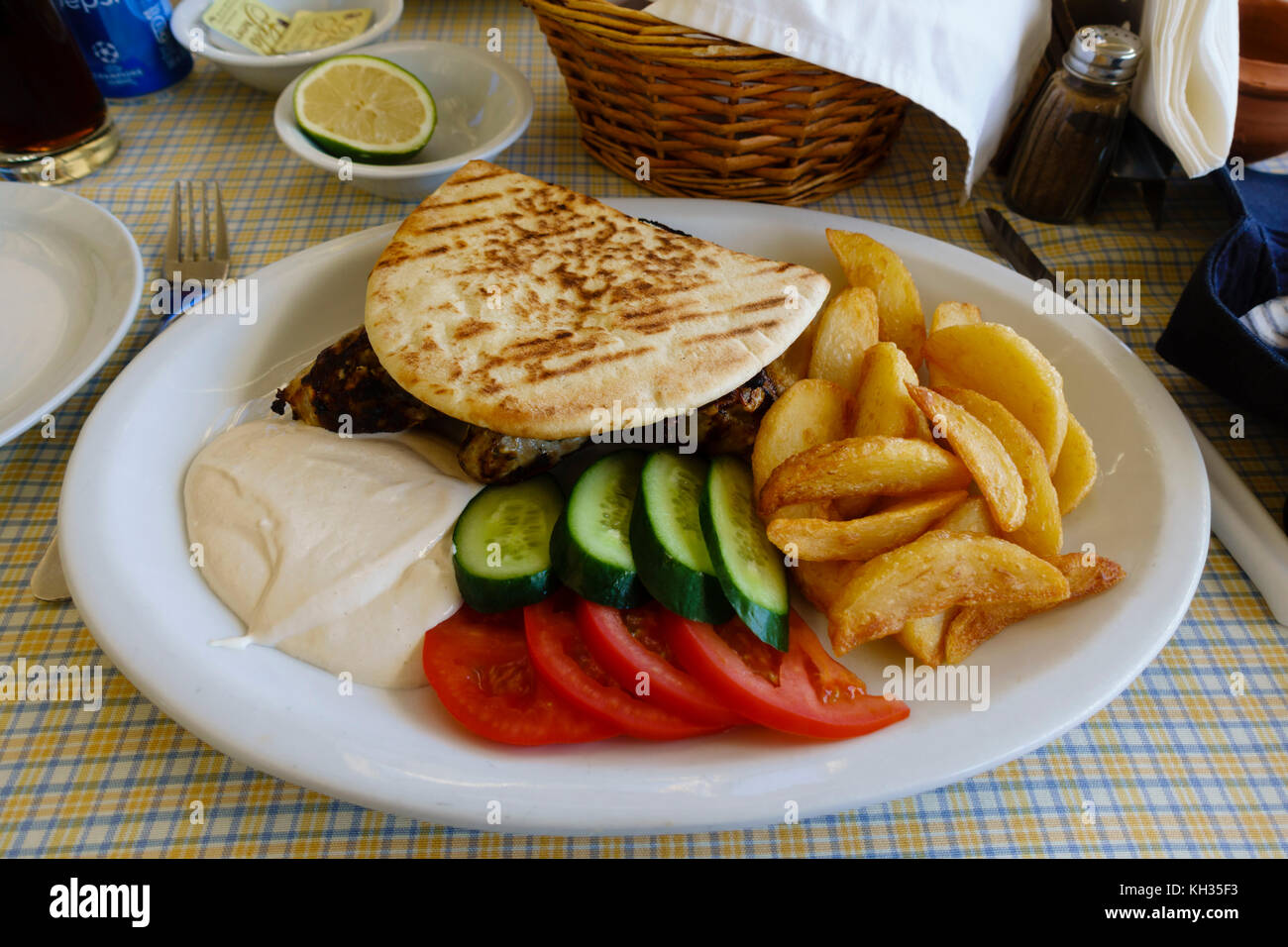 Cibo cipriota, sheftalia kebab e patatine, Fig Tree Bay, Protarus, Cipro Foto Stock