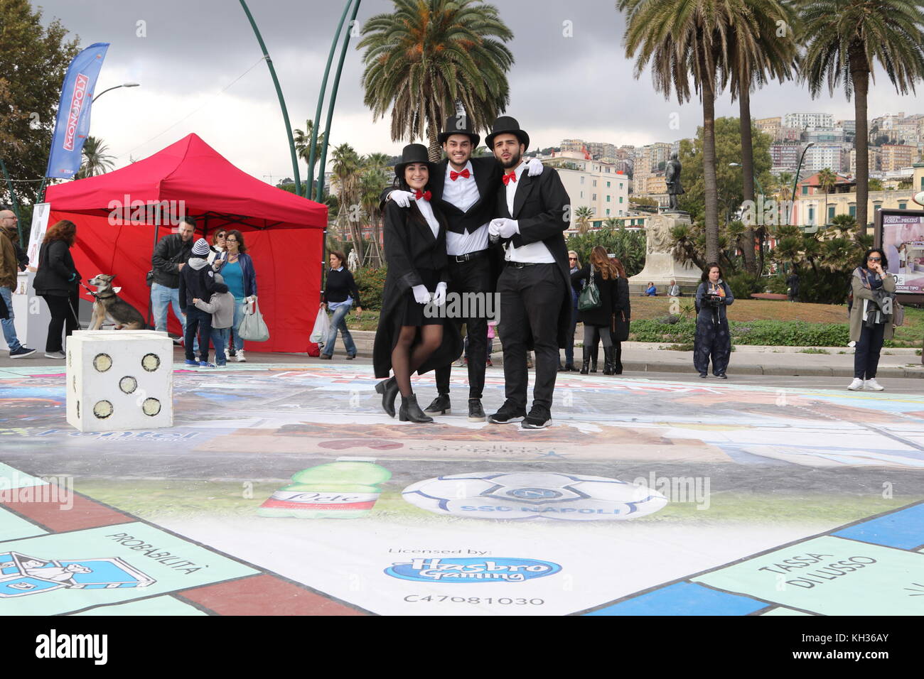 Napoli, Italia. Xii nov, 2017. monopolio napoli versione maxi il monopolio, gioco da tavola a Napoli con una edizione speciale dedicata alla città di Napoli. Credito: Salvatore esposito/Pacific press/alamy live news Foto Stock