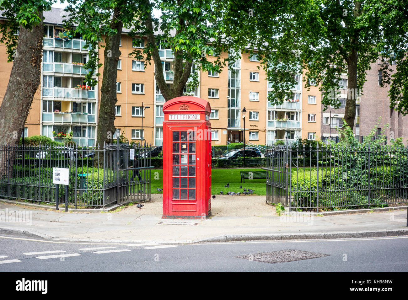 K2 telefono rosso casella casella Telefono in Regent Square Gardens, London, Regno Unito Foto Stock