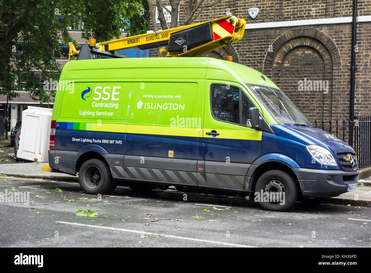 SSE Lighting Services a Islington in una giornata di vento con le foglie sul terreno, London, Regno Unito Foto Stock