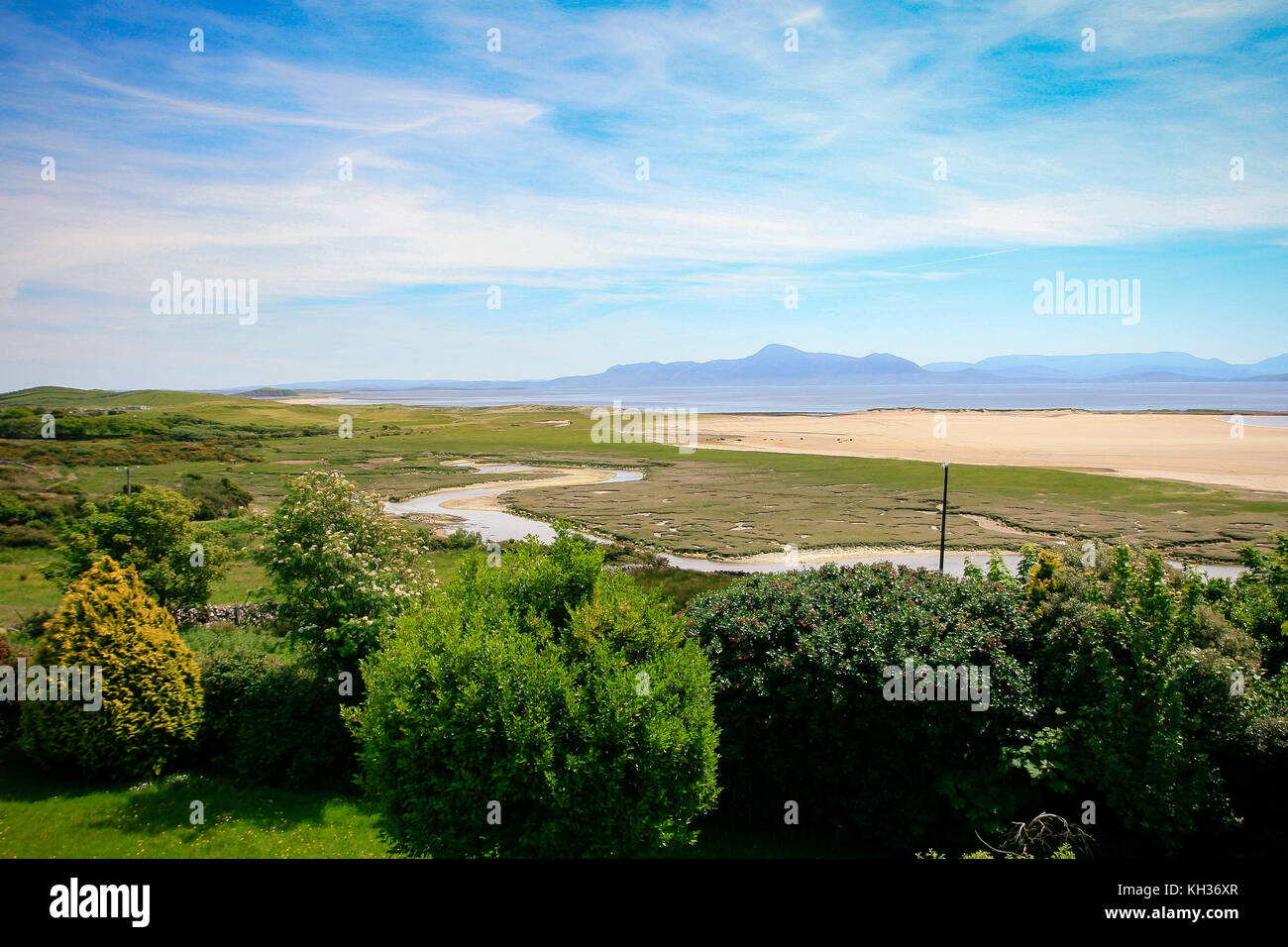 Vista sulla Baia di Clew da Mallaranny borgo marinaro dominato da Croagh Patrick montagna importante luogo di pellegrinaggio nella contea di Mayo, Irlanda Foto Stock