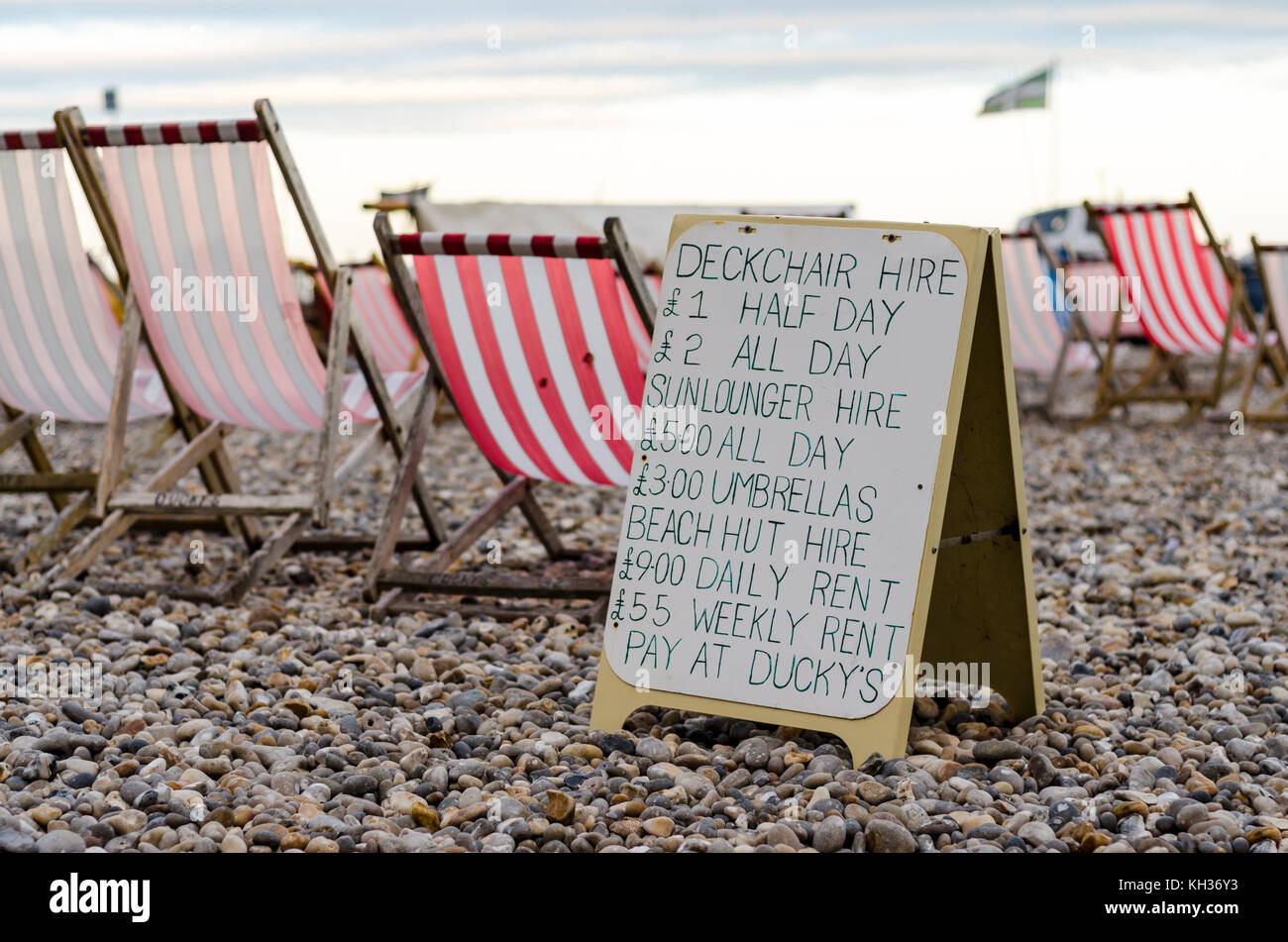 Noleggio sdraio del segno sulla spiaggia di birra nel Devon, Regno Unito Foto Stock