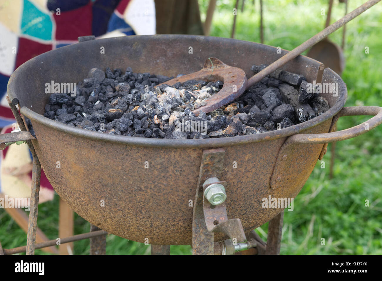 Arrugginito contenitore a cupola piena di carbone per forgiare un ferro di  cavallo Foto stock - Alamy