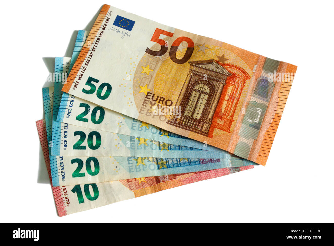 Euro moneta note in piccoli tagli disposte a ventaglio. Ritaglio su sfondo bianco. Concetto foto per illustrare il budget, salari, costi ecc. Foto Stock