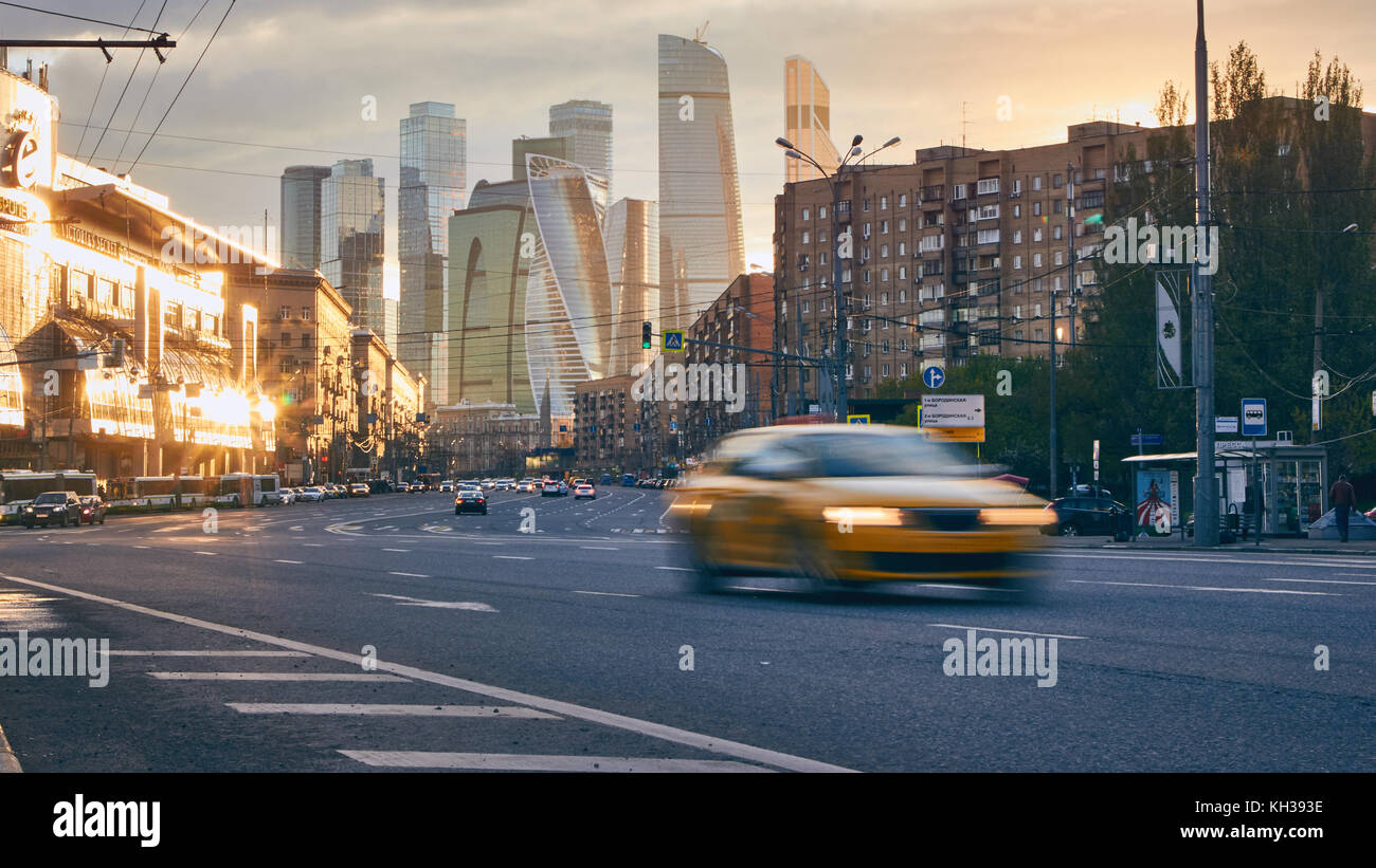 Paesaggio urbano della città al tramonto con i grattacieli del moscow international business center (noto anche come città di Mosca) a sfondo e traffico wit Foto Stock