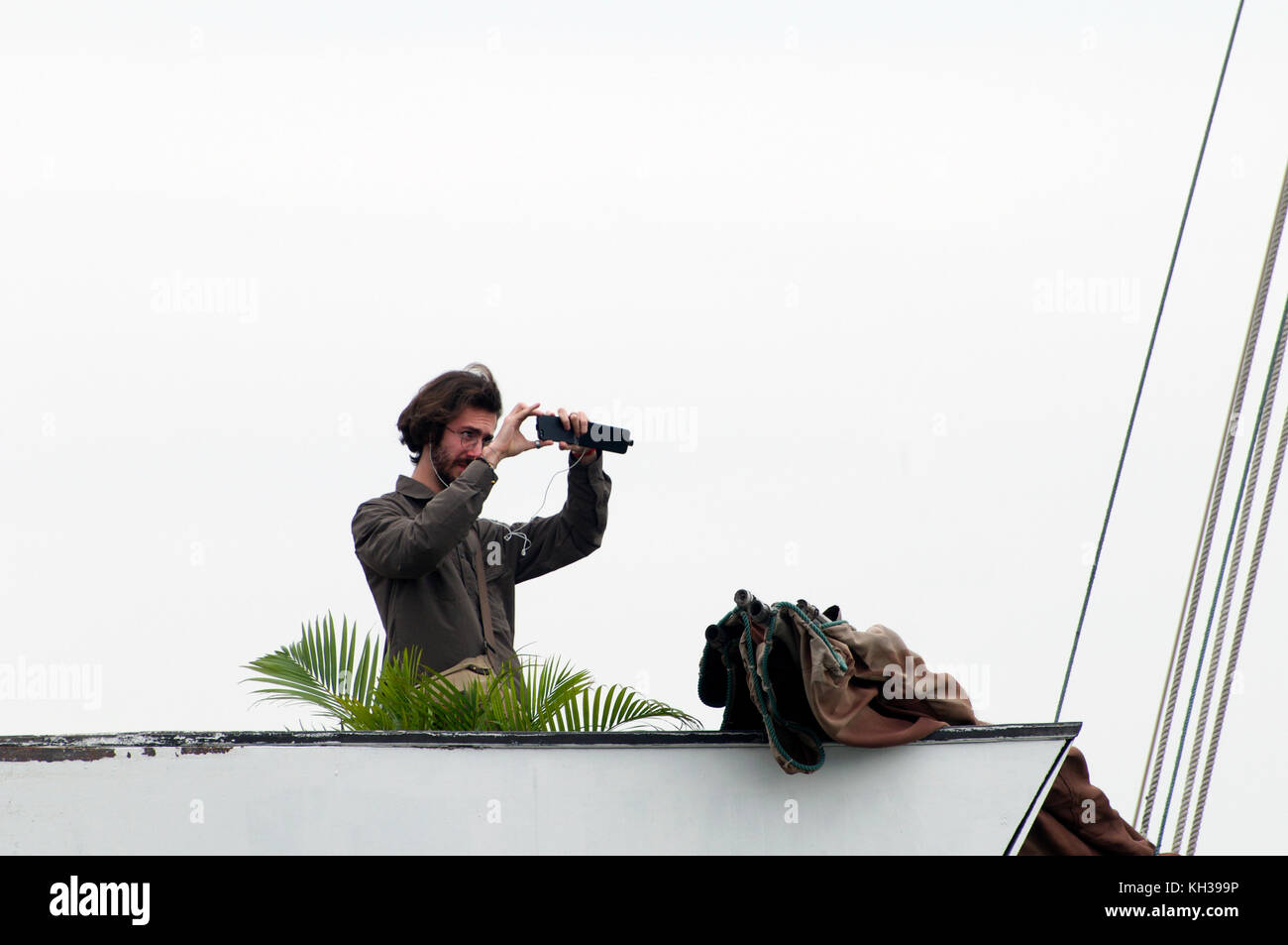 Un uomo medio-orientale scatta una foto della baia di ha Long in vietnam Foto Stock