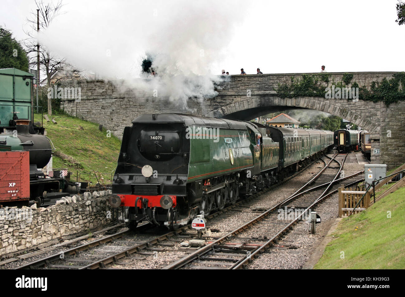 Battaglia di Bretagna classe steam loco n. 34070 'manston' si diparte swanage stazione a swanage railway - Corfe Castle, Dorset, Regno Unito - 18 agosto 2009 Foto Stock