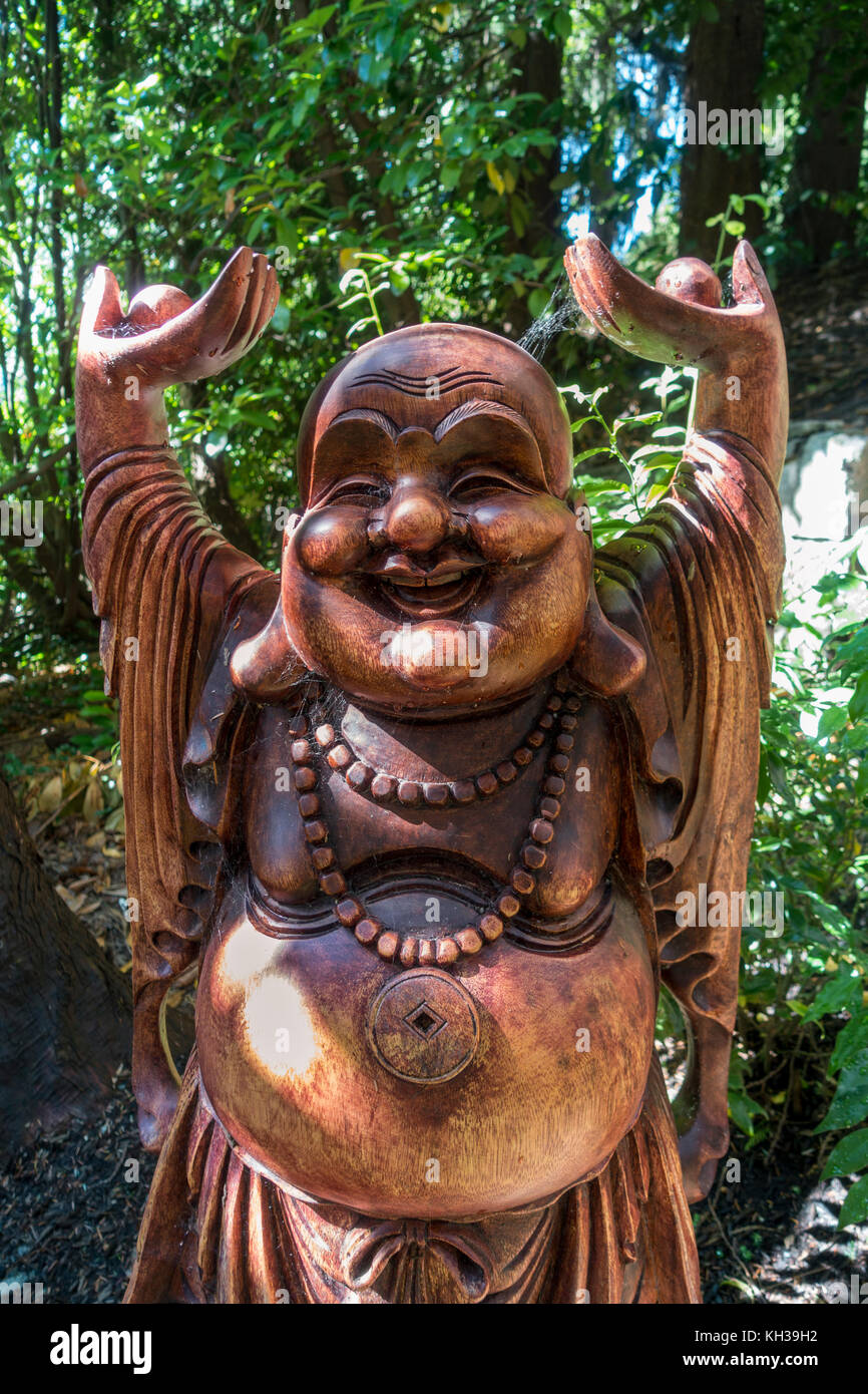 Grande scultura di un Buddha Sorridente utilizzato in un giardino a Vancouver British Columbia Foto Stock
