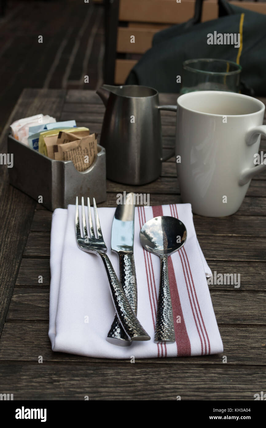 Cene informali all'aperto - orientamento verticale con un ingrandimento della messa in tavola con un panno assorbente e pacchetti di zucchero Foto Stock