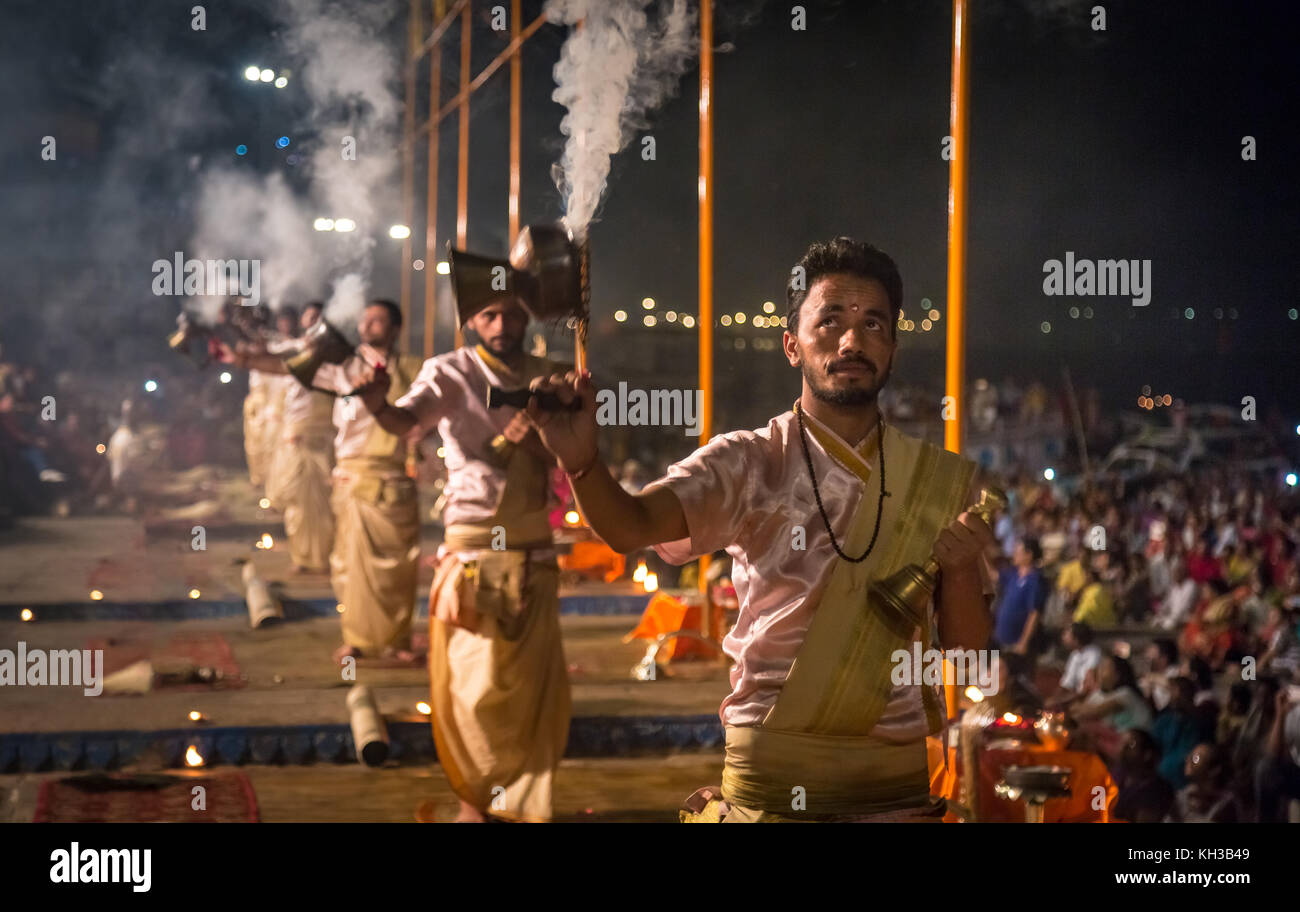 Varanasi ganga aarti cerimonia rituali eseguiti da sacerdoti indù a dashashwamedh ghat a Varanasi (India). Foto Stock