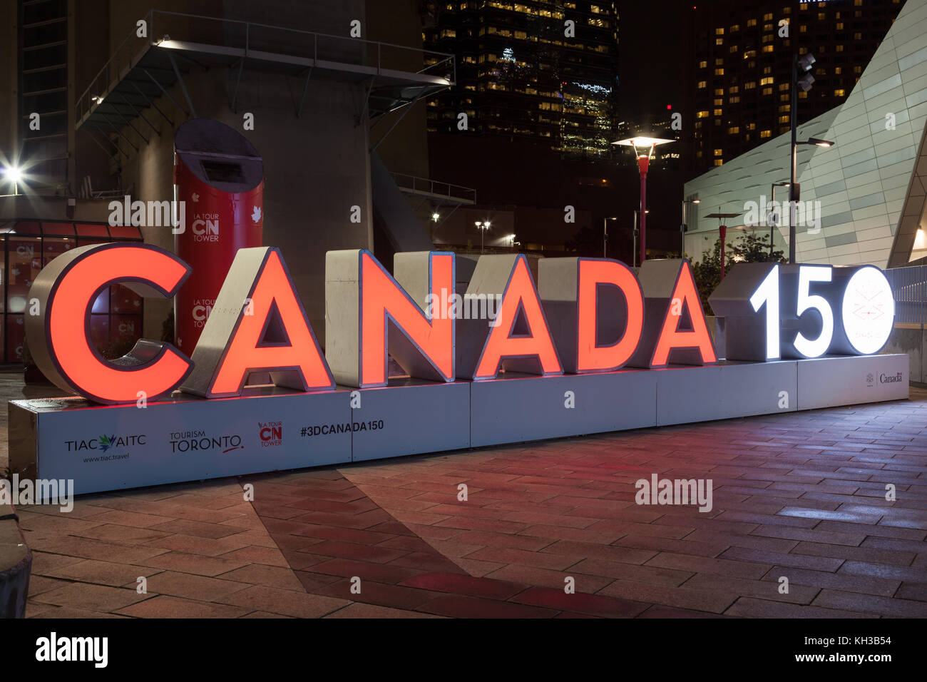 Toronto, Canada - 12 ottobre 2017: Cartello per festeggiare i 150 anni del Canada illuminato di notte. Città di Toronto, Canada Foto Stock