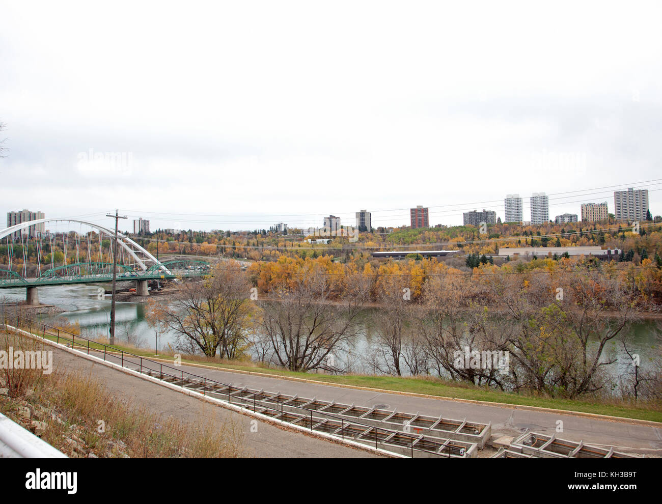 Vista della skyline di Edmonton in autunno con il ponte walterdale e a nord del Fiume Saskatchewan Foto Stock