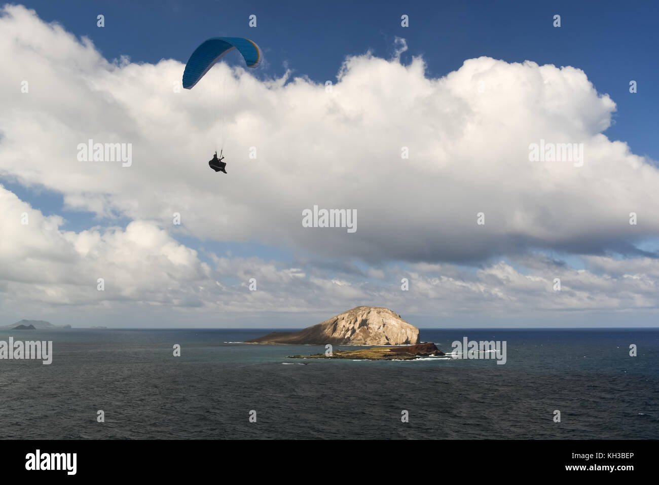 Manana e isole kaohikaipu, comunemente conosciuta come la lepre e la tartaruga, isole al largo della costa di Oahu, Hawaii. hanglider fluttuante nel vento. Foto Stock