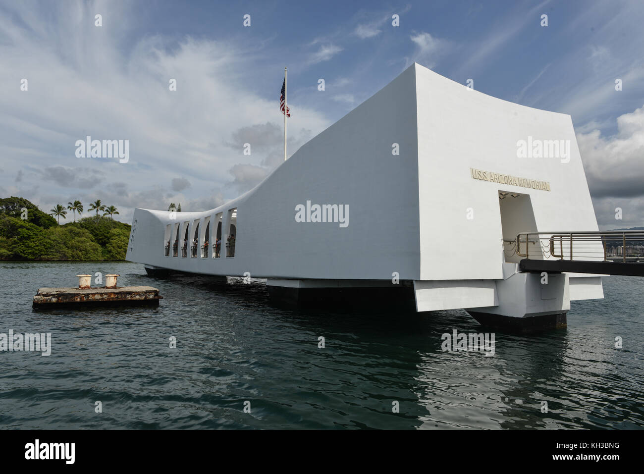 Uss arizona memorial a Pearl harbor hawaii. posizionati direttamente sopra i resti della nave che continua a rilasciare olio. Foto Stock