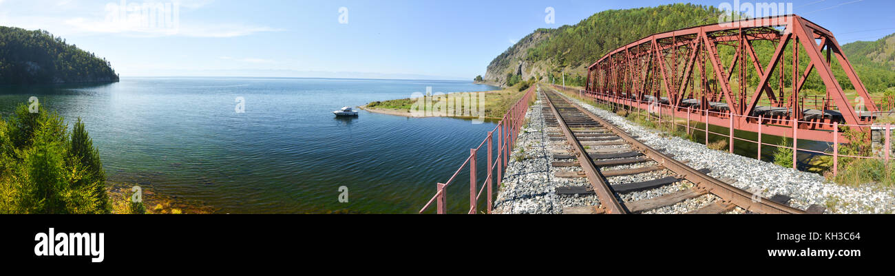 La circum-baikal railway - una storica ferrovia che corre lungo il lago Baikal nella Regione di Irkutsk della Russia. Foto Stock