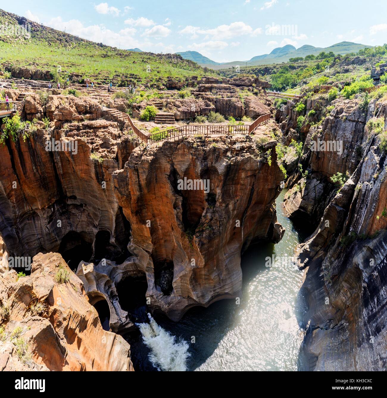 Bourke's Luck buche da un ampio angolo di prospettiva. alla confluenza del treur blyde e fiumi, a Mpumalanga, sud africa. Foto Stock