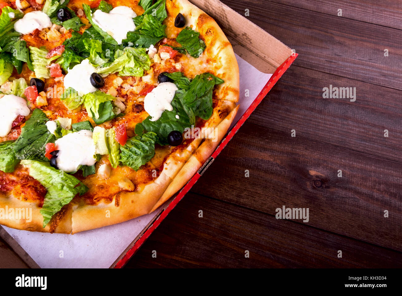 Pizza Cesare su un bianco sullo sfondo di legno con copia spazio. vista superiore Foto Stock
