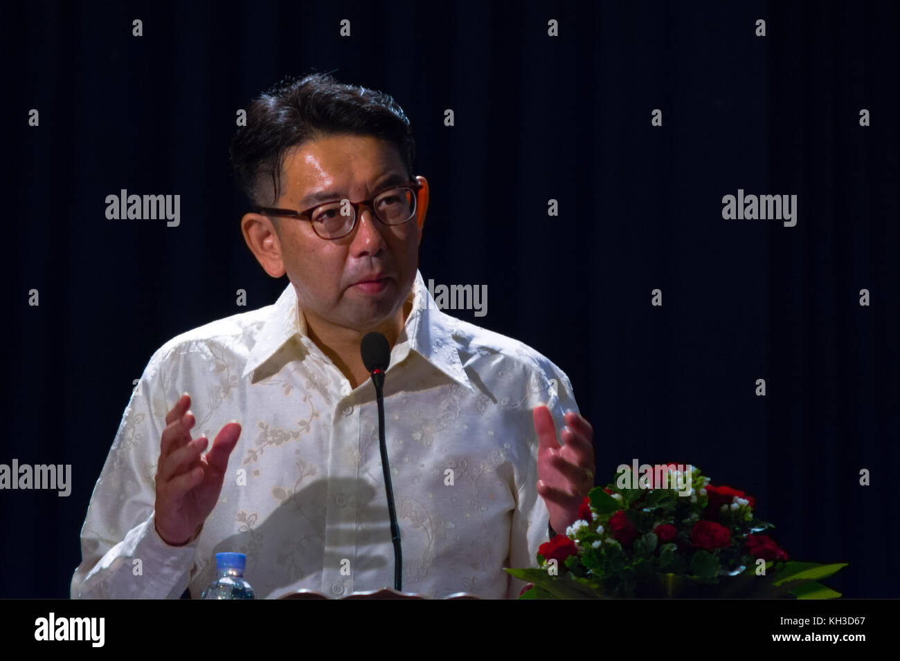 Il produttore giapponese Takashi Hirano parla al workshop di produzione cinematografica organizzato nell'ambito del Japanese Film Festival 2017 a Phnom Penh, Cambogia. Foto Stock