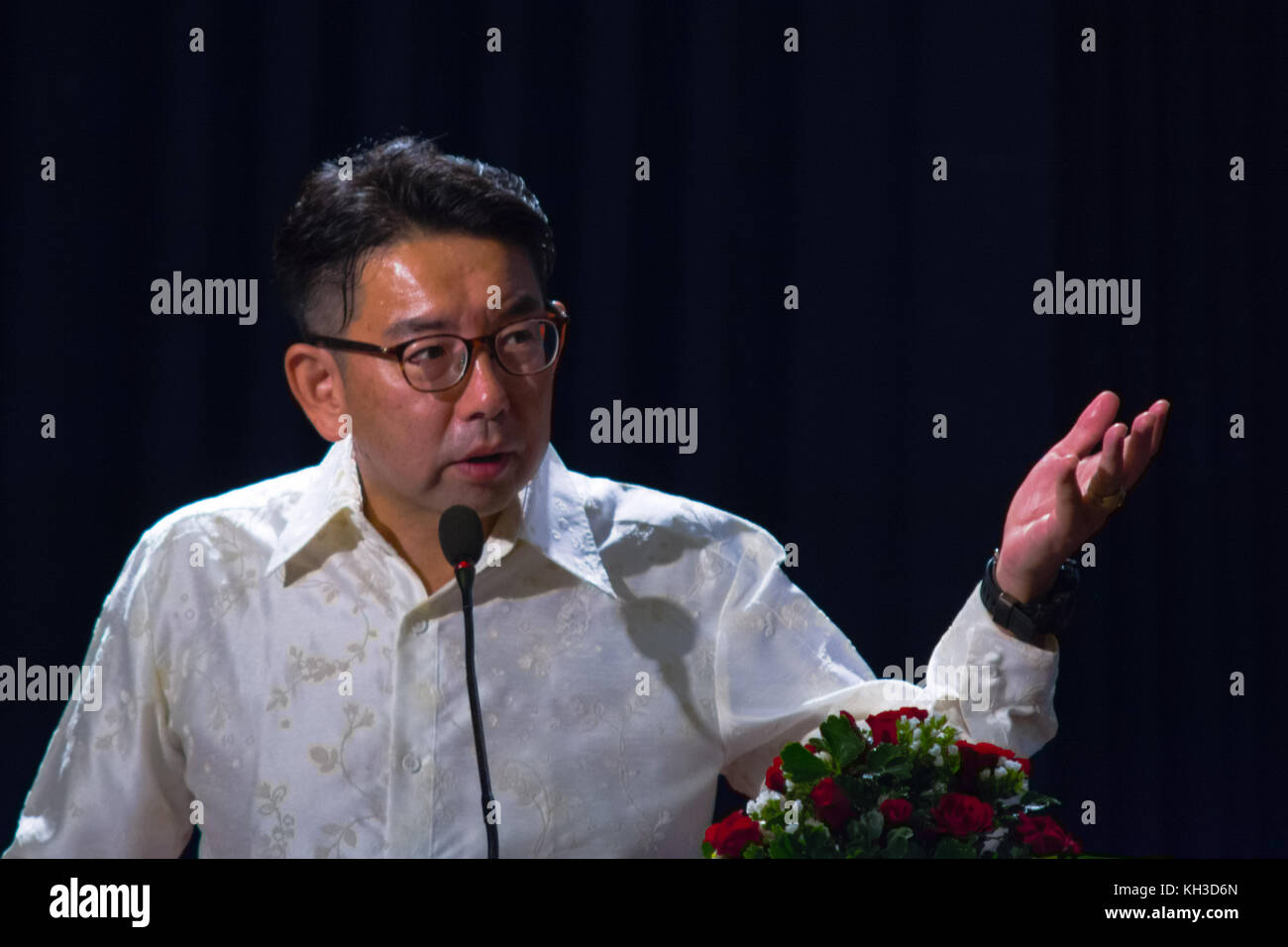 Il produttore giapponese Takashi Hirano parla al workshop di produzione cinematografica organizzato nell'ambito del Japanese Film Festival 2017 a Phnom Penh, Cambogia. Foto Stock