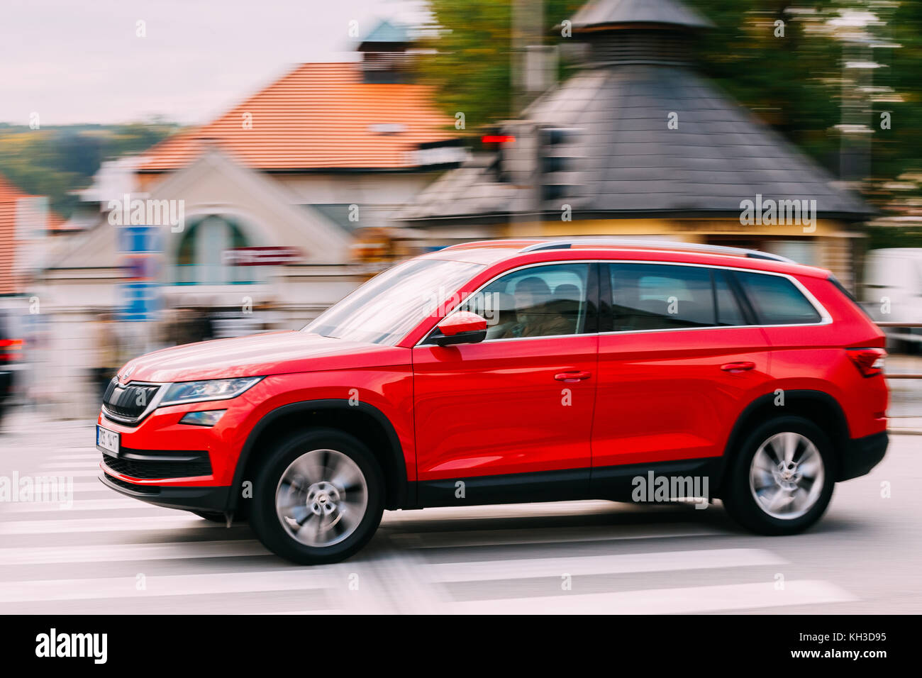 Cesky Krumlov, Repubblica Ceca - 26 settembre 2017: nuovo colore rosso kodiaq skoda in movimento su strada Foto Stock