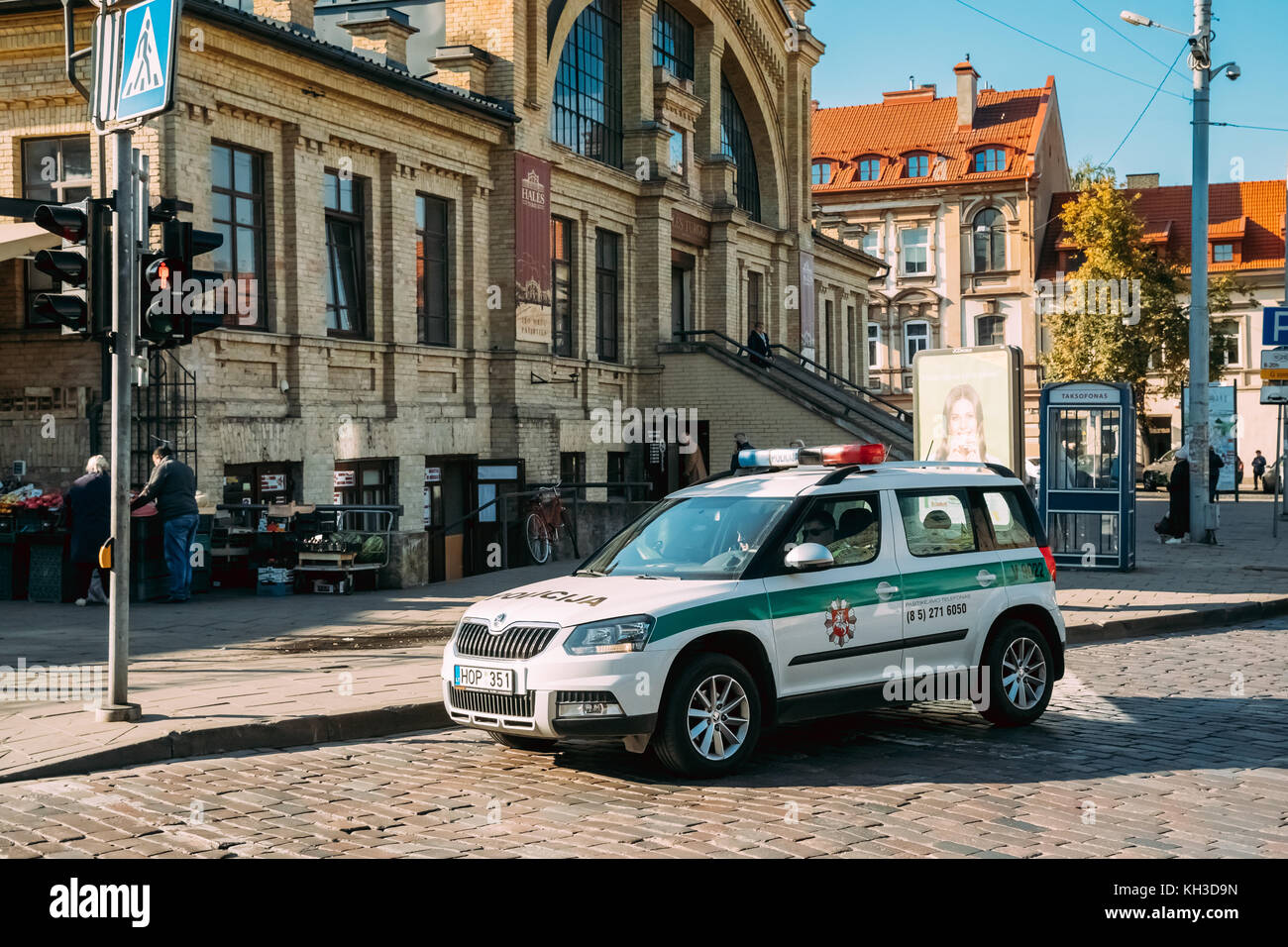 Vilnius, Lituania - 29 settembre 2017: polizia skoda yeti auto parcheggiata di fronte a mercati hales turgus Foto Stock