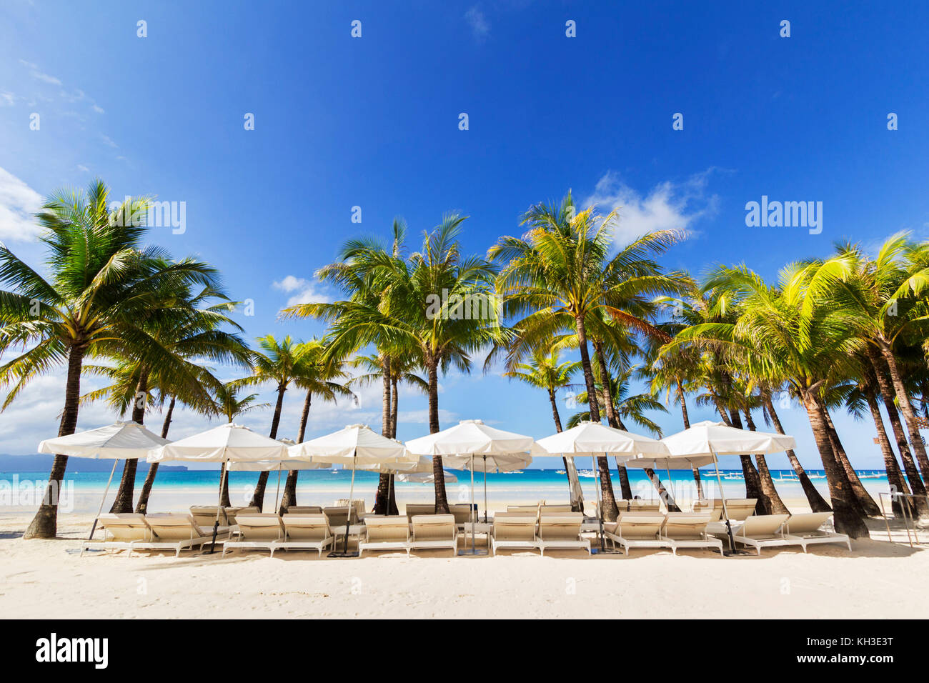 Una giornata di sole in Boracay bianco della striscia di spiaggia Foto Stock