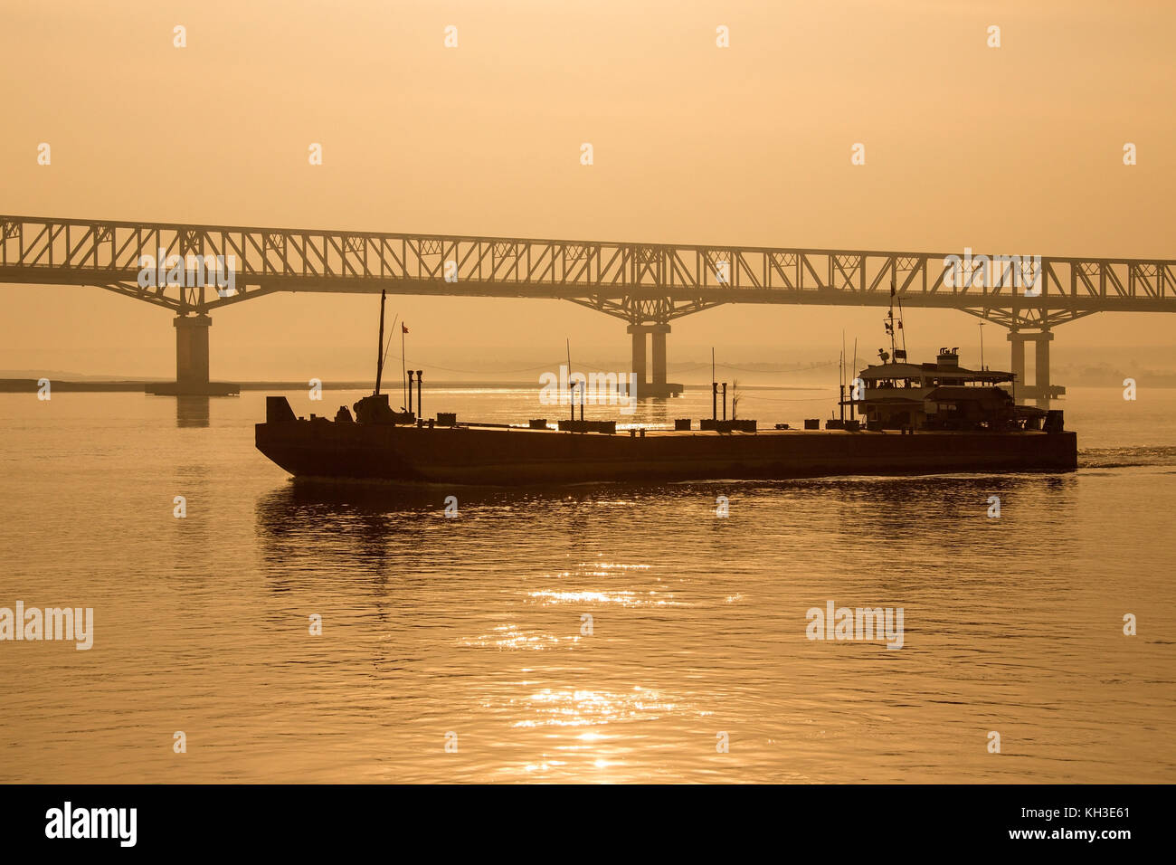 Alba sul fiume Irrawaddy Ayeyarwaddy (fiume) in Myanmar (Birmania). È il paese più grande del fiume e commerciale più importante per via navigabile. Orig Foto Stock