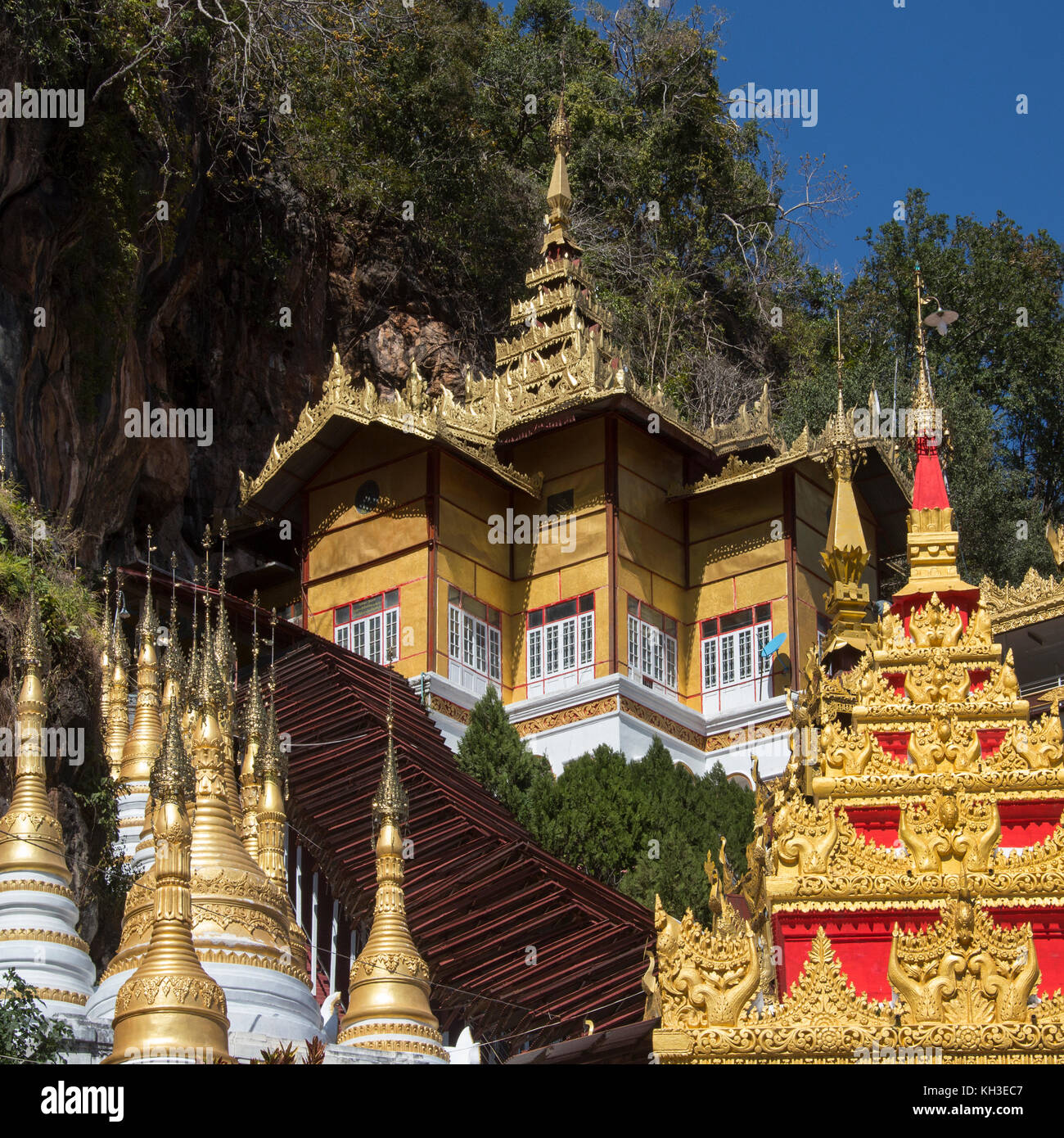 L'ingresso alla grotta di Pindaya in Myanmar (Birmania). L'interno del tempio nella grotta contiene oltre 8000 immagini di Buddha il più presto sono il pensiero alla data fro Foto Stock