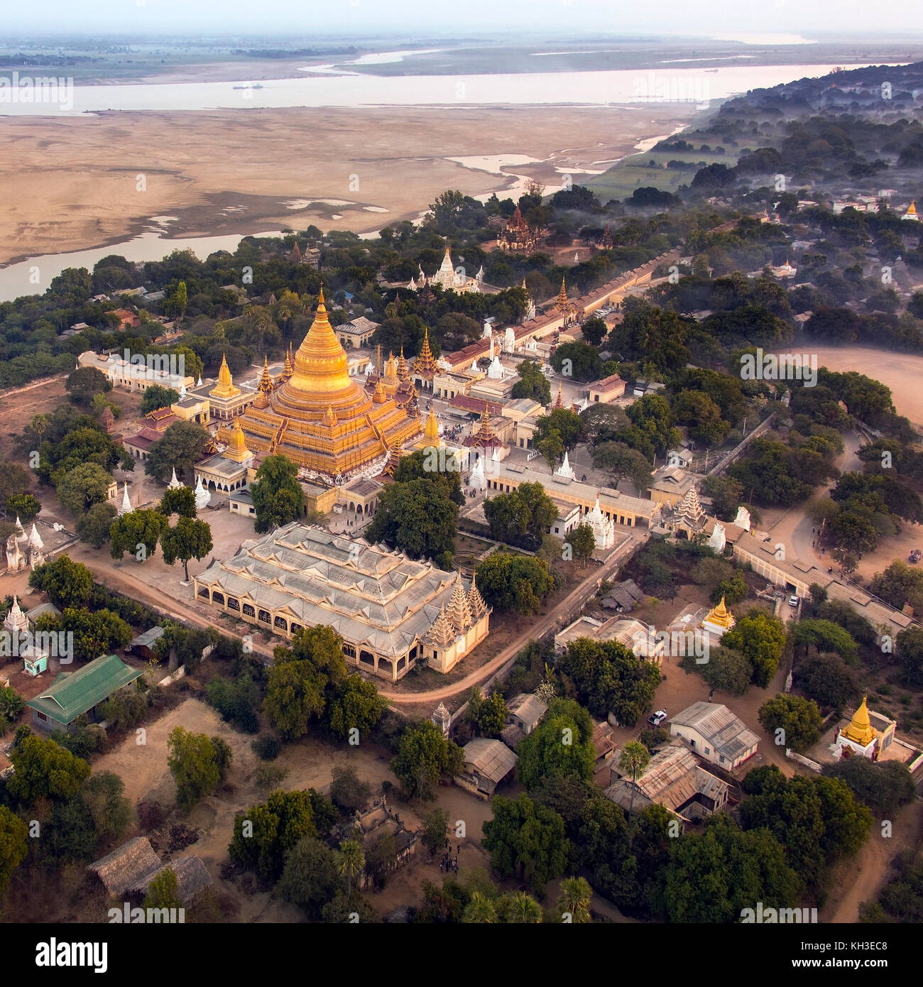 Un inizio di mattina vista aerea della Shwezigon tempio buddista della città antica di Bagan in Myanmar (Birmania). Foto Stock