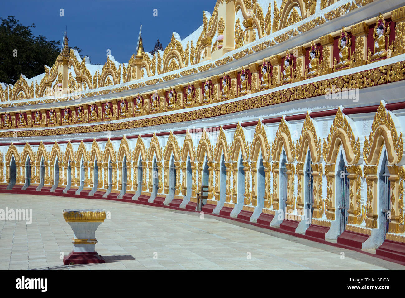 U Min Thonze grotta - molto venerato tempio buddista a Sagaing nel Myanmar (Birmania) Foto Stock