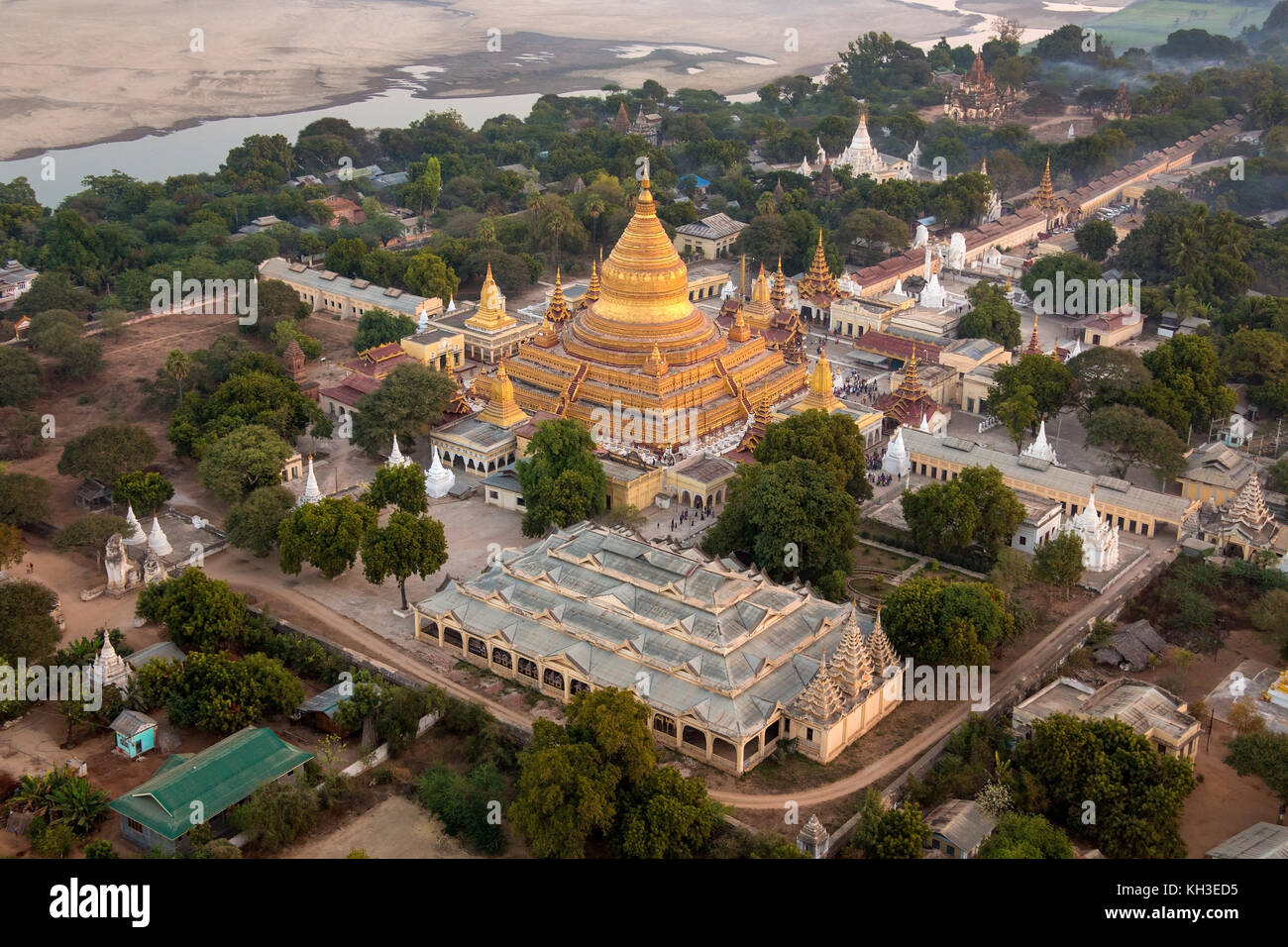 Un inizio di mattina vista aerea della Shwezigon tempio buddista della città antica di Bagan in Myanmar (Birmania). Foto Stock