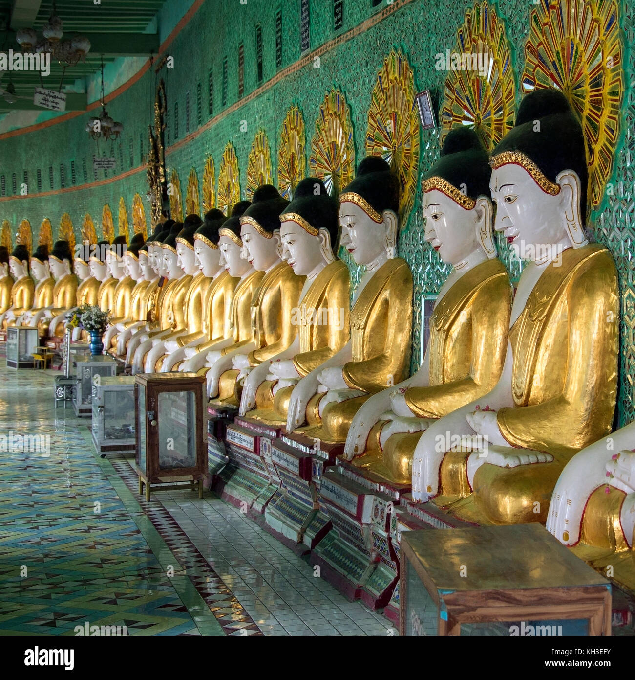 La fila di immagini del Buddha in U-Min Thonze grotta sul Sagaing Hill nel Myanmar (Birmania). Noto anche come Li-Min Thone se Pagoda. Foto Stock