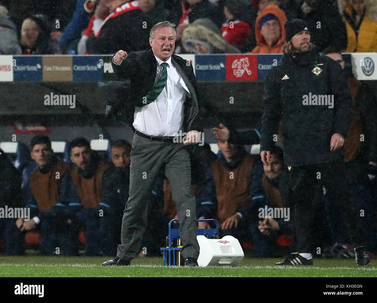 Il manager dell'Irlanda del Nord Michael o'Neill reagisce durante la seconda manche della Coppa del mondo FIFA al St Jakob Park, Basilea. Foto Stock