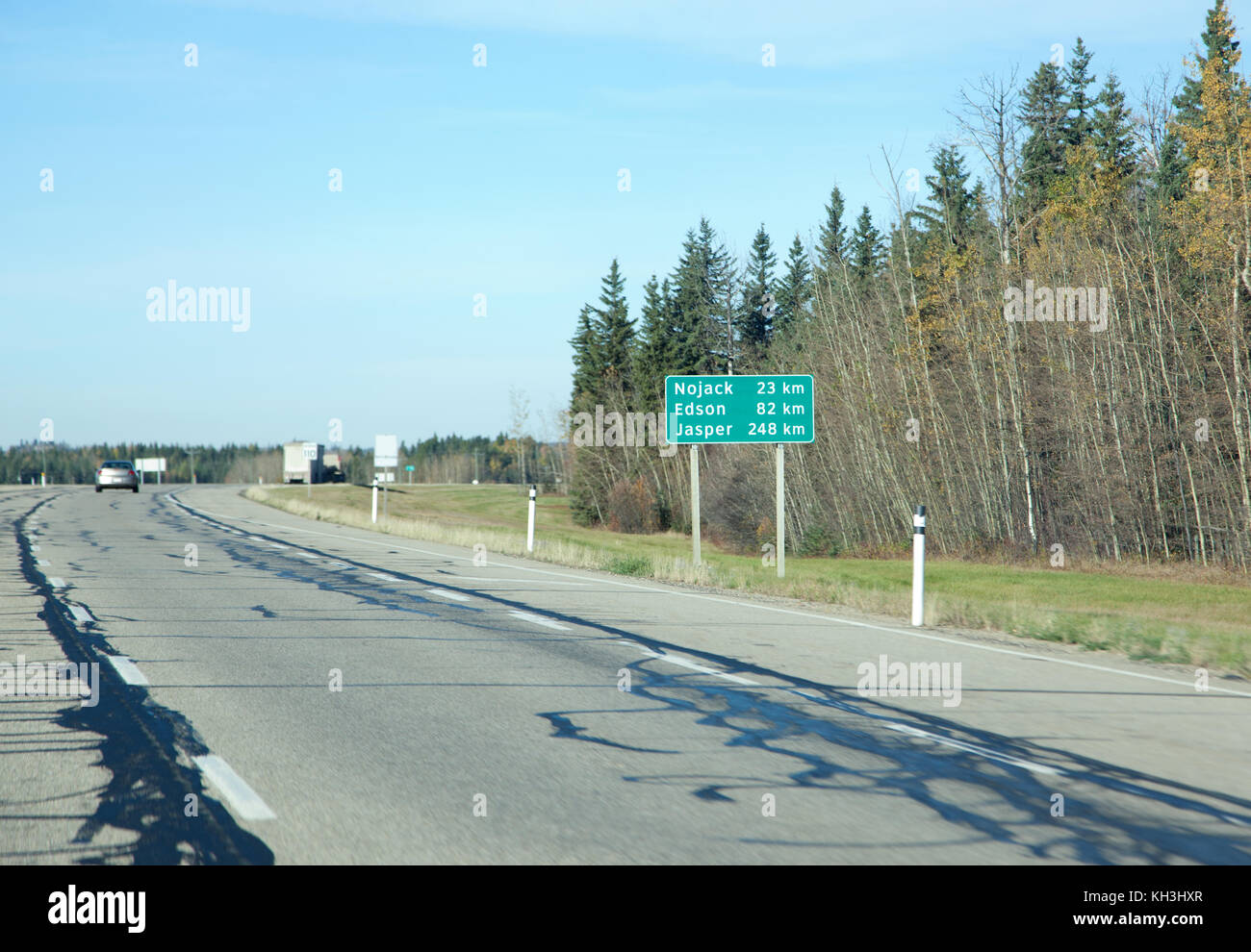 Un verde autostrada segno sulla Trans Canada in Alberta mostra chilometri til jasper, edson e nojack Foto Stock