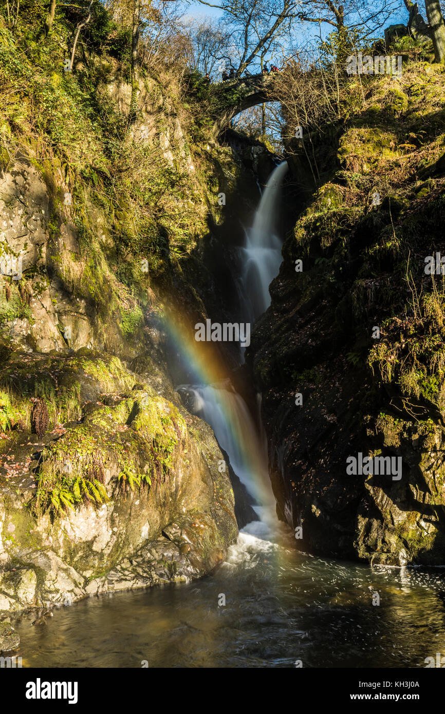 L'aira force cascata, gestito dalla National Trust con un arcobaleno che illumina il flusso Foto Stock