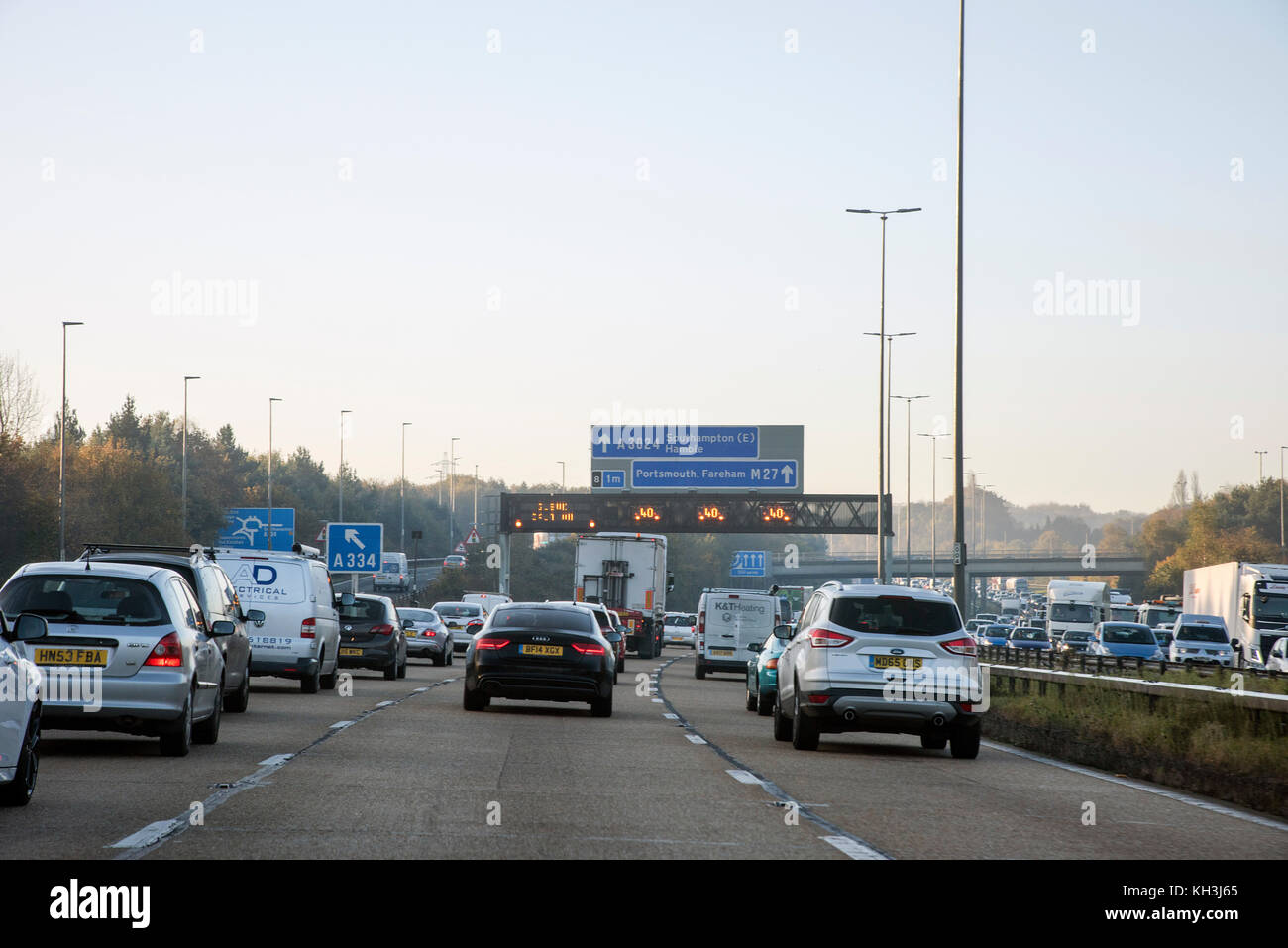 M27 la congestione del traffico con basso sole invernale Foto Stock