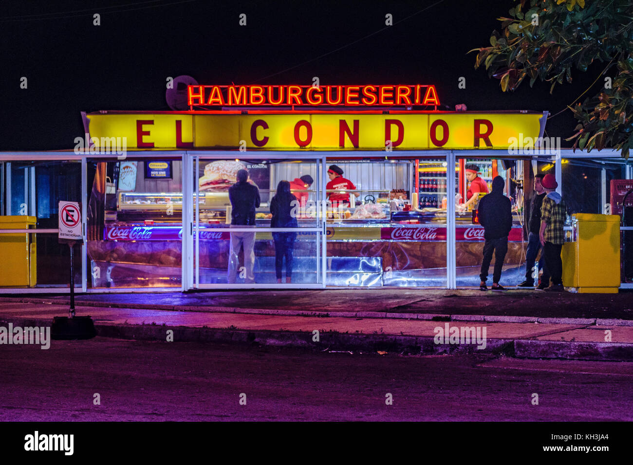 Montevideo, Uruguay, settembre - 2017 - Scena notturna a Burger tradizionale ristorante esterno nella città di Montevideo, Uruguay Foto Stock