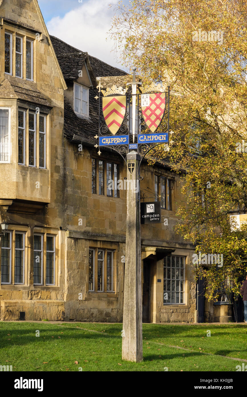 Il nome del villaggio di segno e Cotswold edifici di pietra nel centro storico di Chipping Campden, Gloucestershire, Inghilterra, Regno Unito, Gran Bretagna Foto Stock