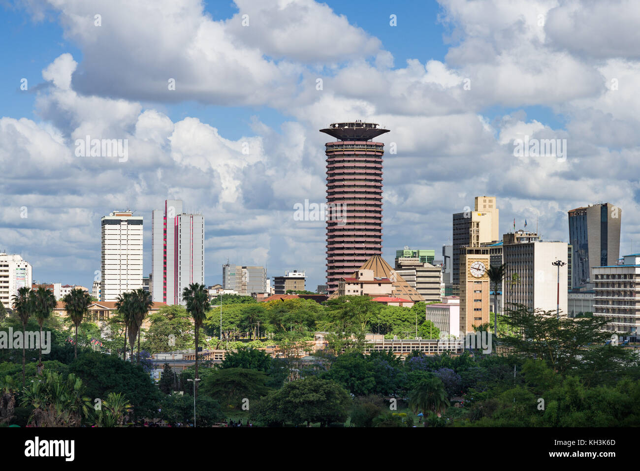 Nairobi skyline della città visto da Uhuru Park su un soleggiato parzialmente nuvoloso giorno durante la stagione delle piogge, Nairobi, Kenya, Africa orientale Foto Stock